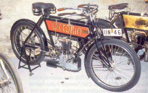 La 4,5 PS de 1904 témoigne de l'époque où Victoria ne fabriquait encore que des partie-cycles. Son moteur est probablement un Fafnir à admission culbutée et échappement latéral. (Photo Didier Ganneau)