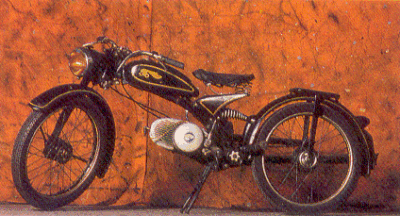 Norbert Riedel un des plus grands ingénieur moto Allemand, avait conçu l'Imme avant d'aller chez Victoria en 1953. Ce vélomoteur était très en avance sur son temps: suspension avant monobras, suspension arrière de type Cantilever, pot d'échappement faisant bras oscillant, boite trois vitesses à commande au guidon...