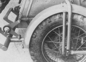 Un side-car militaire identique était attelé à diverses motos Belges.