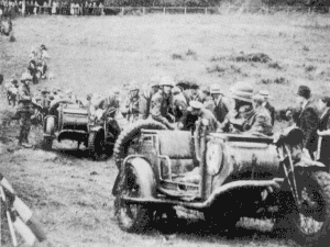 Exercice tous-terrains avec des motos side-cars. L'affût, à l'avant droit du side, ne supporte pas le fusil-mitrailleur FN prévu en dotation standard.