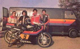 De droite à gauche Hubert Rigal (le pilote), François Faure (un mécanicien), Eric Maurice (l'heureux essayeur), Phil Berthelin (l'autre mécanicien).