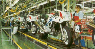 Lors de notre visite, il sortait de cette chaîne d'assemblage de 140 mètres de long quatre vingts FZR 1000 par jour.