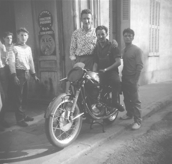 Pierre Peirano devant l'atelier de son Père. La moto est une MV 175 Squale 5V.