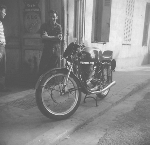 Pierre Peirano devant l'atelier de son Père. La moto est une MV 175 Squale 5V.