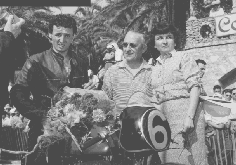 Pierre Peirano en 1957. La moto est une MV 175 Squale 5V. Au centre de la photo se trouve Monsieur Schultz, père de Georges Schultz, pilier du Moto Club de Cannes, qui malheureusement se tua, à la fin des années 50, au guidon d'une Gold Star.