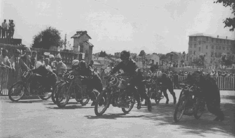 Grand Prix de la Ville de Cannes (1955). Pierre Peirano (N°34) se trouve à l'extrême droite de la photo au côté d'Albert Focardi sur Puch (N°2).