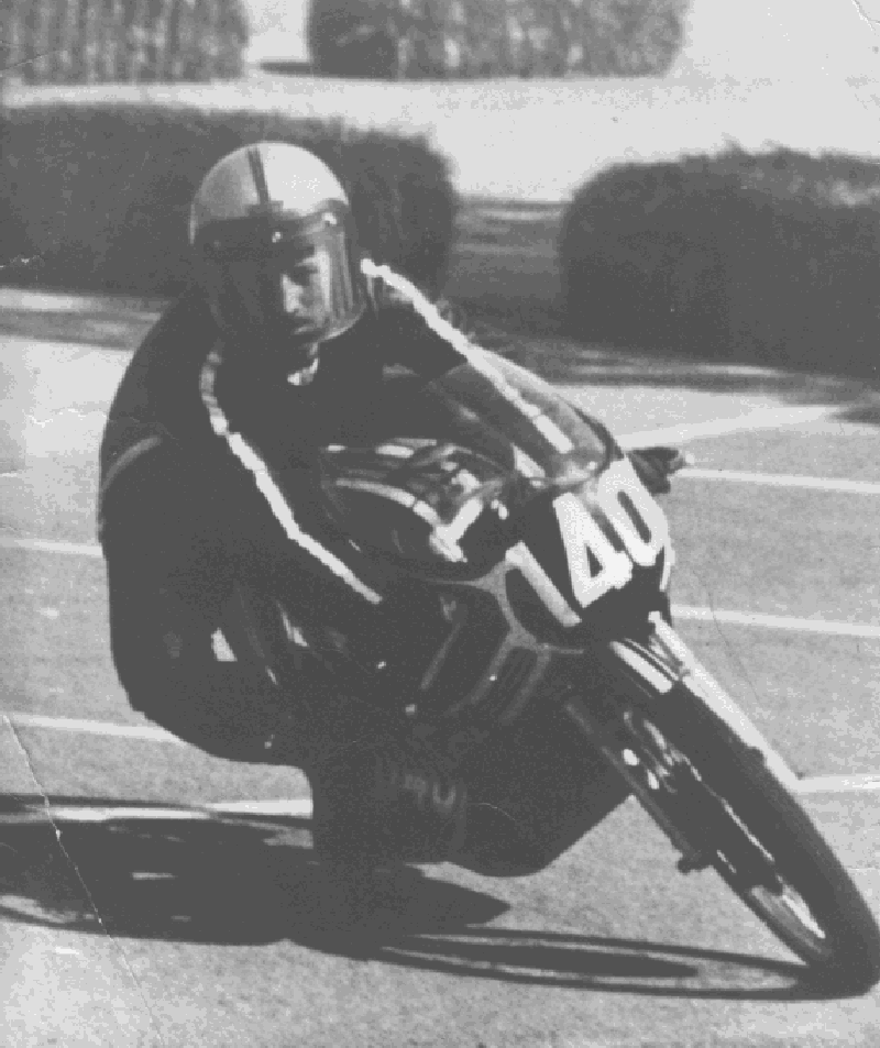 Pierre Peirano à Cagnes sur Mer sur une moto de sa conception.