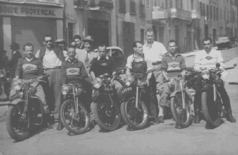 Antoine Peirano se trouve sur la deuxième moto à partir de la gauche.
