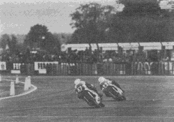 Guy passe taquet dans la grande courbe qui précède les tribunes à Silverstone, lors du Grand Prix d'Angleterre.