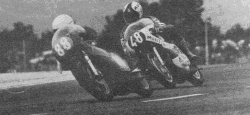 Au Grand Prix de France 1975, Jean-Paul suit le regretté Stadleman. On voit bien les problèmes de Jean-Paul pour se caser sur une 250.
