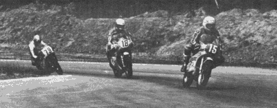 Séance d'essais à Folembray. Jean-Paul pilote sa 250 cc, il est suivi par Pat Evans sur la 750 de Jean-Paul, tandis que Forester ferme la marche. C'est le début de la grande amitié qui liait Jean-Paul et Pat.