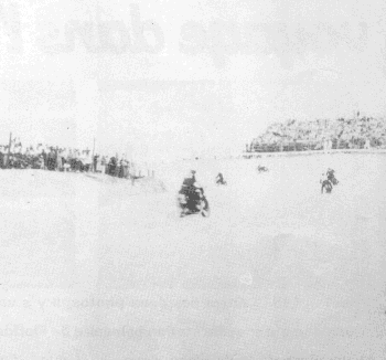 Au départ, en 1937, Daytona était un événement marginal... la course se déroulait sur la plage, sur un anneau de 5 km, avec deux virages relevés à chaque bout...