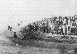 A chaque bout de l'anneau, deux virages relevés en sable.