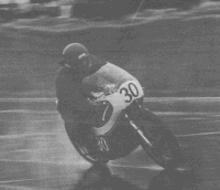 En 74, à Mallory Park en 350 cc. J'ai fait mon premier bon résultat en inter, 3ème devant Pons, Newbold, Rutter... sous la pluie.