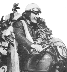 Leslie Graham sur sa 350 Velocette après sa victoire au Grand Prix de Suisse en 1951. Il devait se tuer deux ans après en disputant l'épreuve des 500 du Tourist Trophy (cl. Publifoto).