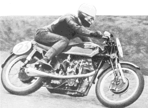 Leslie Graham en 1951 dispute un Grand Prix sur une 350 Velocette (cl. Quattroruote).