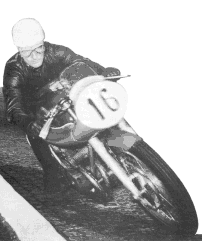 Graham fut engagé par MV en 1951 ; on le voit ici pendant le Grand Prix d'Italie en 1952 (cl. Farabola).