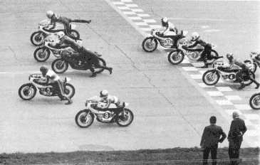 Difficile de regarder cette photo sans émotion: c'est le dernier départ de Saarinen (n°3) et de Pasolini (n°2). Dans quelques secondes, le crash va avoir lieu. Dieter Braun (tout au bout) peut remercier ses grandes jambes, il passera en tête dans la Curva Grande et ne verra rien de la chute. Kanaya (n°5) sera blessé comme Jansson (n°4) dont on dit qu'il percuta Saarinen. Lansivuori (n°8), Pfirter (n°32) et Villa (n°7) s'en sortiront.