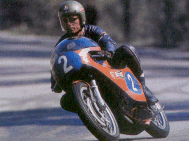 Renzo Pasolini, ex-officiel Benelli, officiel Aermacchi, six victoires en GP 250. Ce pilote communiste et fumeur de pipe, qui fut vice-champion du monde 250 en 1972, était le plus dangereux adversaire de Saarinen et l'ennemi d'Agostini le capitaliste.