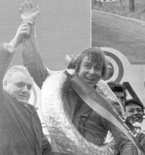 Saarinen, fou de joie, vient de gagner au Nurburgring en 350 cm3. C'est la première défaite d'Ago en 72, il fait une drôle de tête. Le troisième était Kanaya.