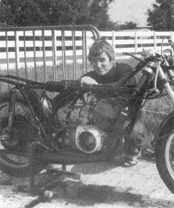 Ce portrait de Saarinen, pris à Silverstone en 71, est évocateur: le vice-champion du monde prépare seul sa Yamaha TD2. Notez qu'elle est strictement d'origine, y compris le carter d'allumage de la 250 de série. Les guidons très inclinés étaient une exclusivité Saarinen, pour mieux contrôler les dérapages de l'arrière.