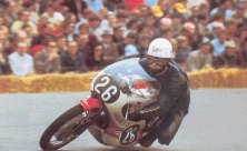 Jarno Saarinen avait réussi l'exploit de susciter affection et admiration. Cromwell et lunettes pour cette image prise à Assen en 1970, première année où il se fait remarquer.