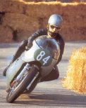 Pasolini au guidon de la Benelli quatre cylindres sur un circuit en ville en 1968, entre deux murs de bottes de paille. Il fit sa réputation à Rimini, Riccione, Cesenatico, des circuits qui ne pardonnaient aucune erreur.