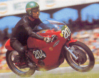 En 1971, Pasolini effectua la mise au point de la nouvelle 250 Aermacchi twin deux-temps, un pari pour cette usine habituée aux monos quatre-temps. Cette photo a été prise à Hockenheim et le jet à visière adopté par Paso lui était caractéristique.