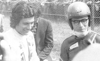 Pasolini à côté d'Agostini, sur la ligne de départ du circuit d'Imola. On a du mal à imaginer combien leurs duels ont captivé les foules Italiennes et drainé des milliers de spectateurs sur tous les circuits où ils s'affrontaient. La presse les dressait l'un contre l'autre mais tous les deux s'estimaient et prenaient plaisir à s'affronter.