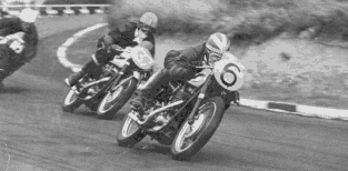 Mallory Park 1957, Phil Read et sa Norton emmènent le peloton à Devil's Elbow.