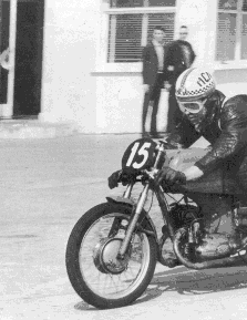A la fin des années 50, Jacques Roca fait ses premières armes en compétition moto. Nous sommes à Montlhéry, et la moto est une 125 Puch, un deux-temps bien sûr, auquel Maître Jacques restera fidèle toute sa carrière.