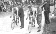 Grand espoir du cyclisme Français, Jacques Roca fut sélectionné pour le tour de France 1956. Il triompha même du grand Louison Bobet lors de la course Lurcy-Levy, dont on voit ici le départ.
