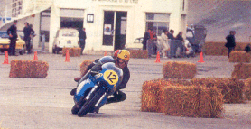 En 1969, dans la chicane des tribunes, à Montlhéry, Jacques Roca, sur une Suzuki T 500 préparée par ses soins dans une partie-cycles Rickman-Metisse, précède André-Luc Appieto sur sa 500 Paton.
