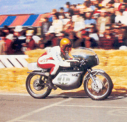 En 1972, à Bourg-en-Bresse, Roca pilote une 250 MZ d'usine, qu'il put obtenir grâce à son employeur Pierre Bonnet, importateur de la marque à l'époque.