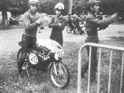 En 1965, lors du Grand Prix de Rouen, Roca est en pleine discussion avec le futur champion du monde, Angel Nieto. Il est sur le 50 Derbi officiel, avec lequel il remporta quatre titres de champion de France.