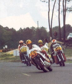 En 1972 lors des 1000 kilomètres du Mans, Jacques Roca emmène la meute des 750 sur sa Suzuki. On peut reconnaître avec le numéro 39 Hubert Rigal, sur sa Kawasaki 750 H2.