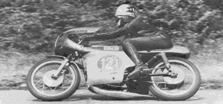 Michel et la Bultaco à refroidissement liquide qui fut sa première vraie machine de course.